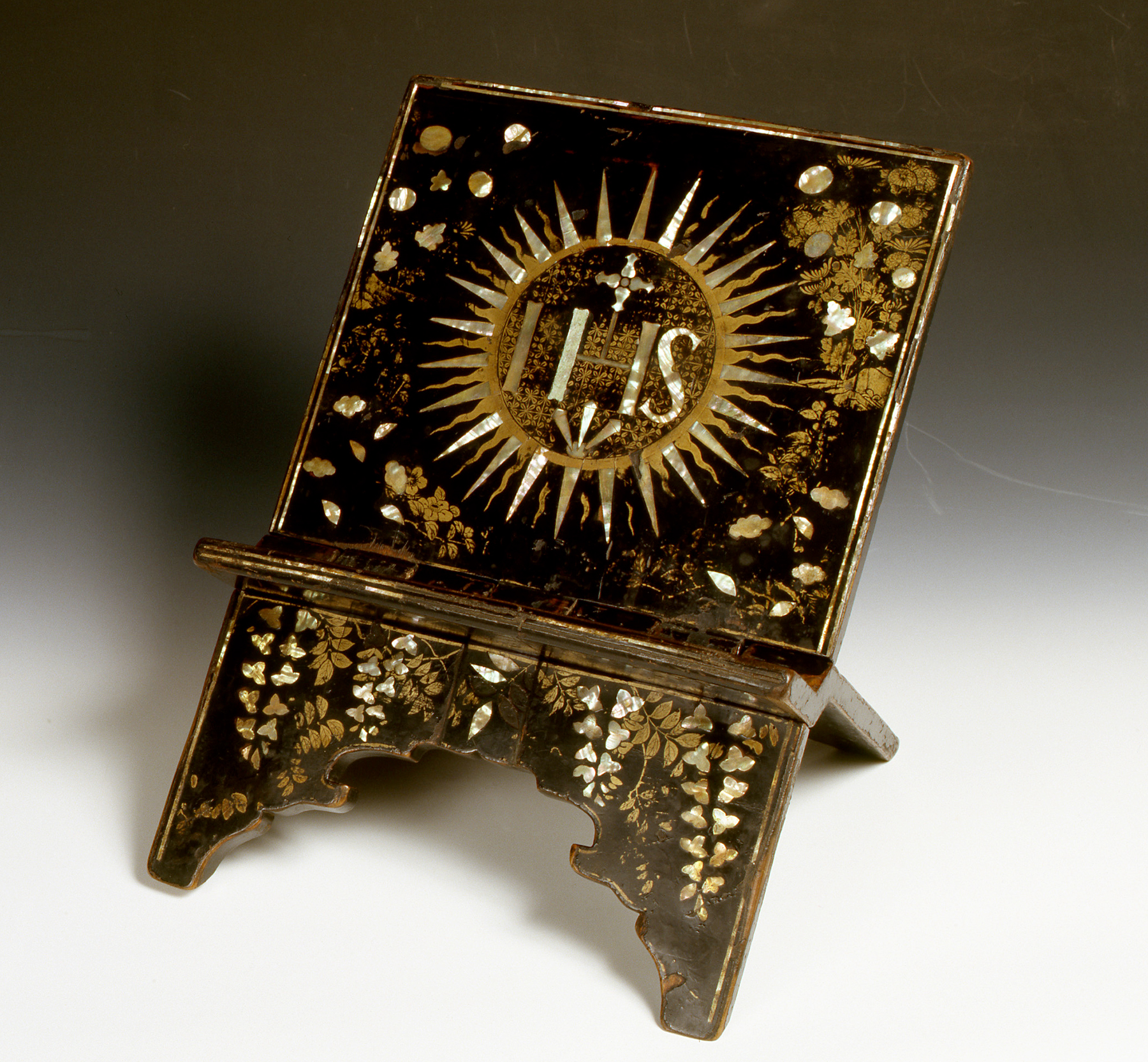 Reading Stand Interlocking Circles with “IHS” Mark in Makie and Mother-of-Pearl Inlay