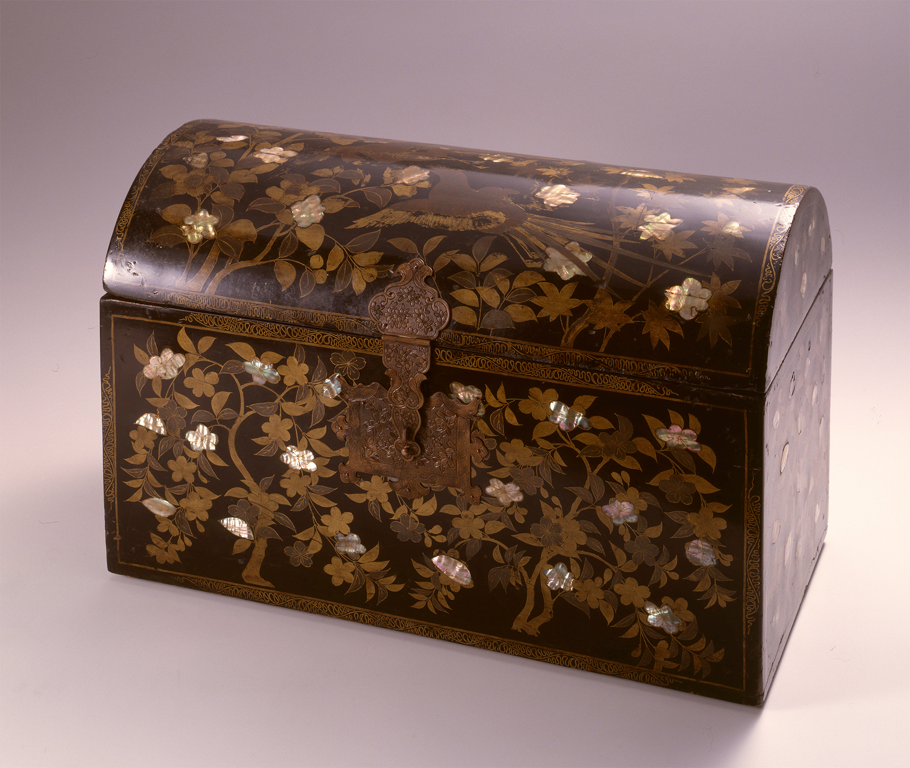 European-style Chest with Flowers and Birds in Makie and Mother-of-Pearl Inlay